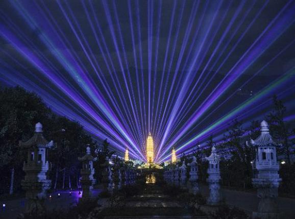 澎湃云南在大理崇圣寺三塔举行 2021架无人机编队 呈现出十三组生动的