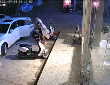 女子凌晨在街头遭前男友强行拖上车 挣扎尖叫一分多钟