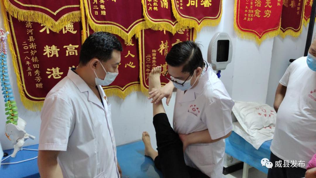 最后,温建民教授在威县中医院正骨科,现场对预约的15名拇外翻,颈椎病
