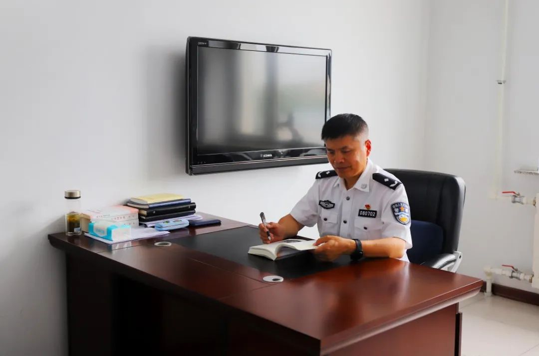 张良海,56岁,24年党龄,市看守所管教民警,1990年从