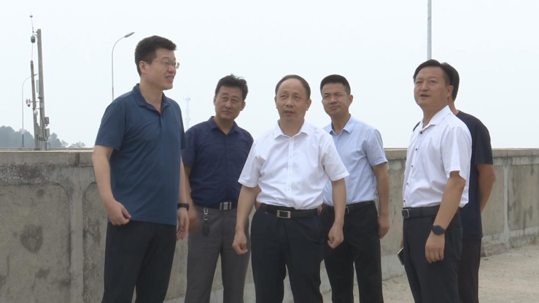 在县委常委,常务副县长楚臣的陪同下,高玉柱到我县横山岭水库大坝进行
