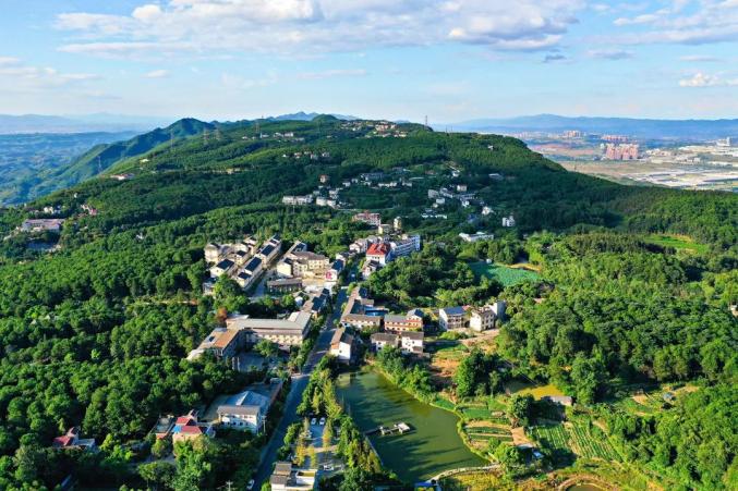 玉峰山镇交通便利,位于渝北区东南部,东邻龙兴,鱼复工业园,南接寸滩