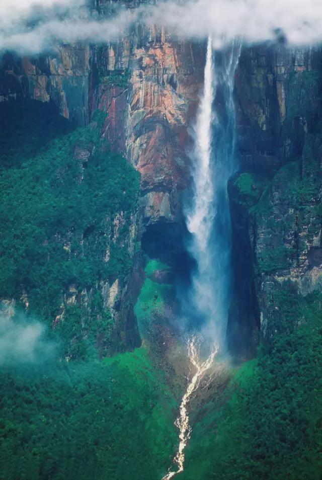 安赫尔瀑布是世界上落差最大的瀑布,丘伦河水从平顶高原奥扬特普伊山