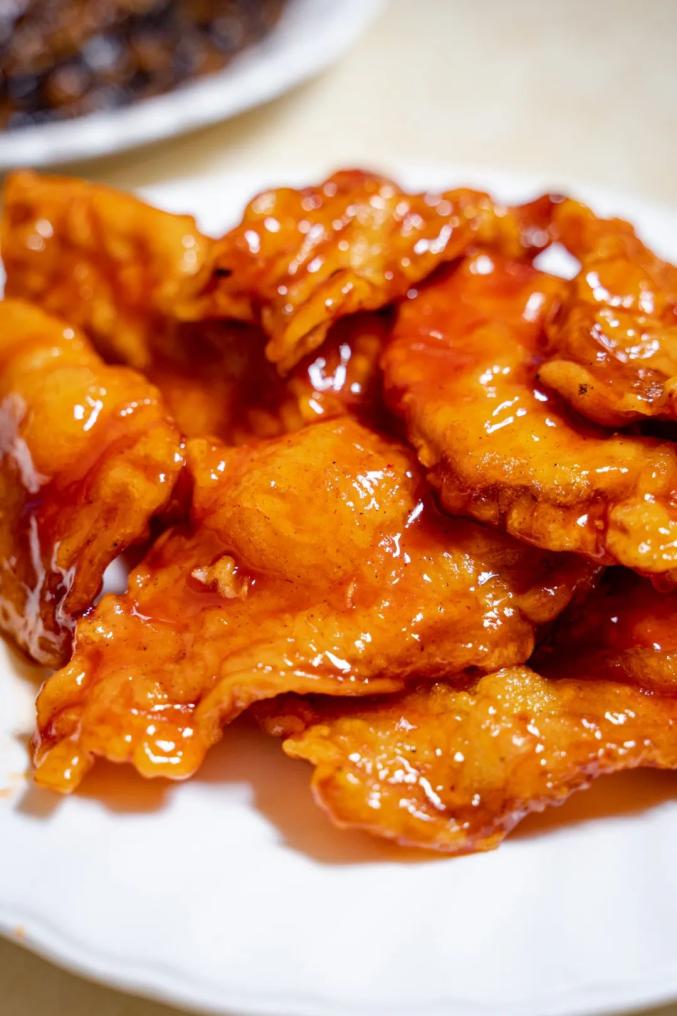 虽然据史料记载,番茄汁锅包肉比糖醋汁的还早个10年,但在辽宁,"老式