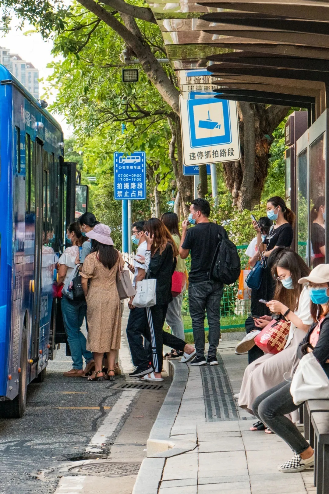 廣佛線桂城段地鐵口,人頭攢動,人來人往,我知道,是桂城的煙火氣回來了