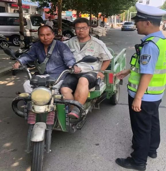 运城公安交警针对三轮车违法载人专项整治进行中