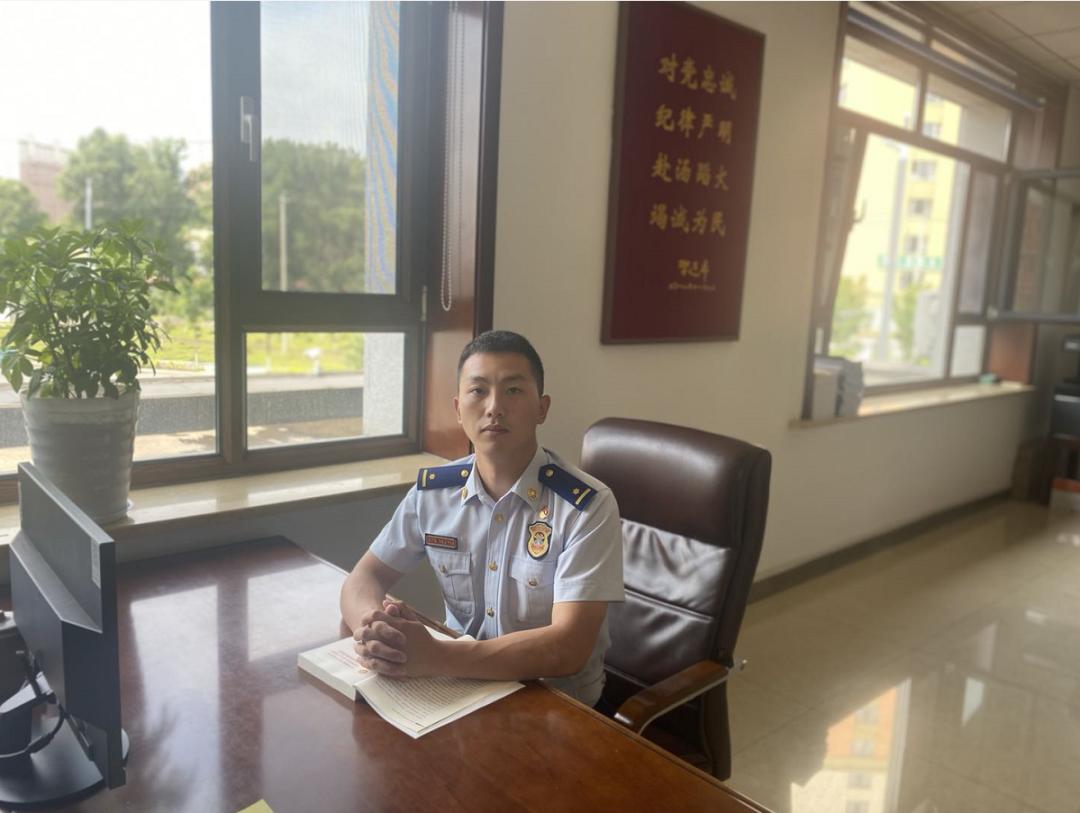 入职,现任辽源市消防救援支队矿北大街站副站长,四级指挥员消防救援衔