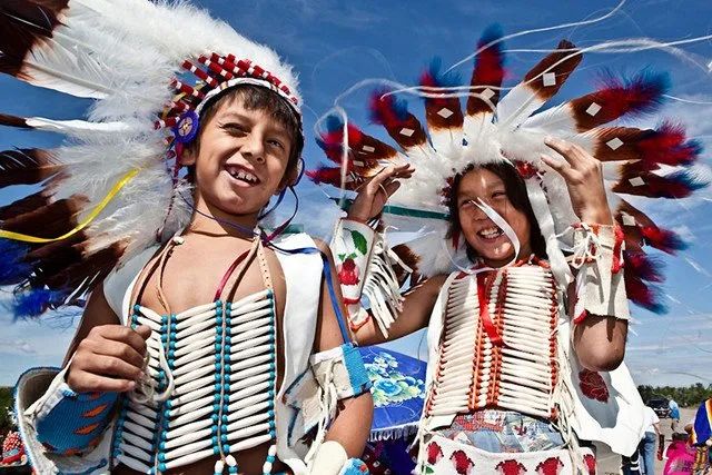 加拿大寄宿学校发现原住民遗骸,少数民族教育究竟哪家强?