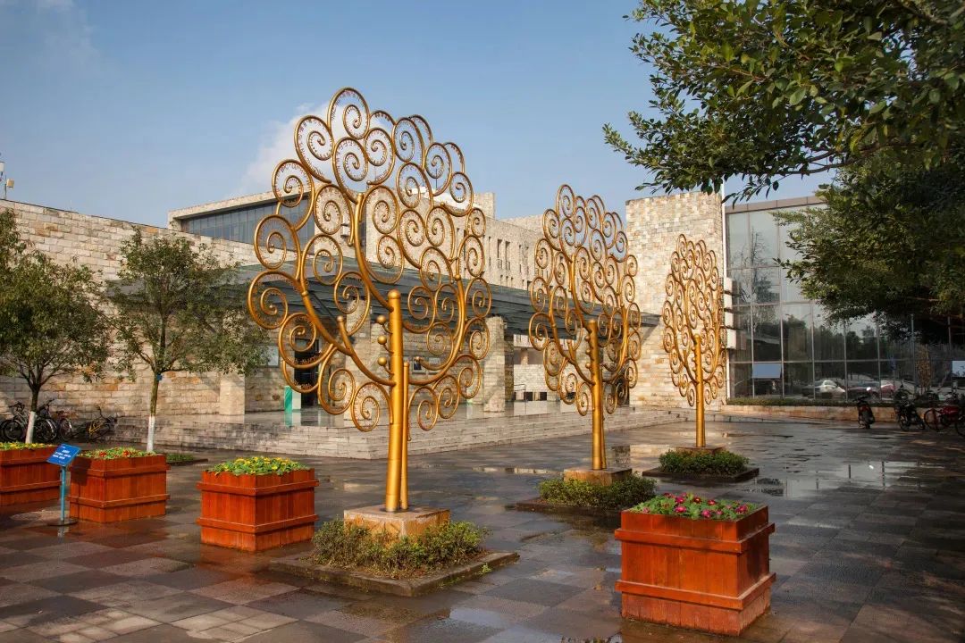 智慧树雕塑位于综合楼外侧智慧树造型以三棵金色的智慧树为载体