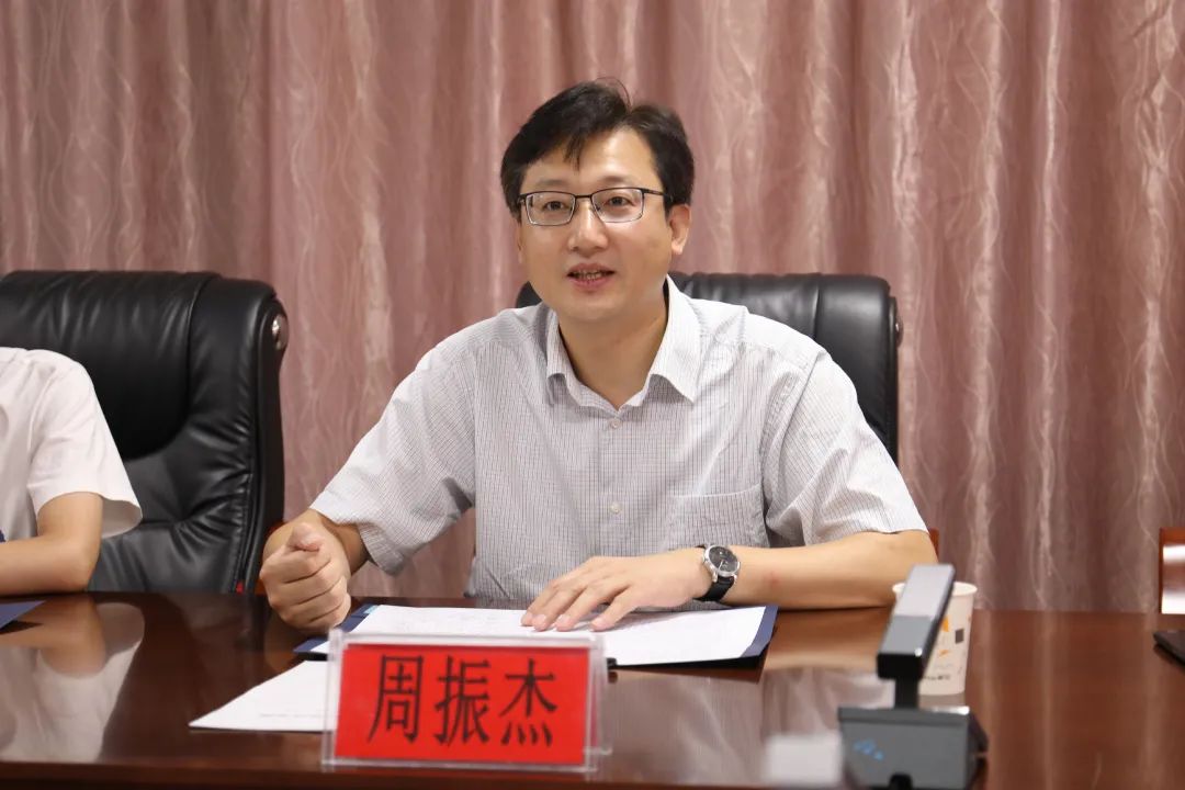 会前,南谯法院党组书记,院长冯春陪同安师大法学院院长周振杰一行参观