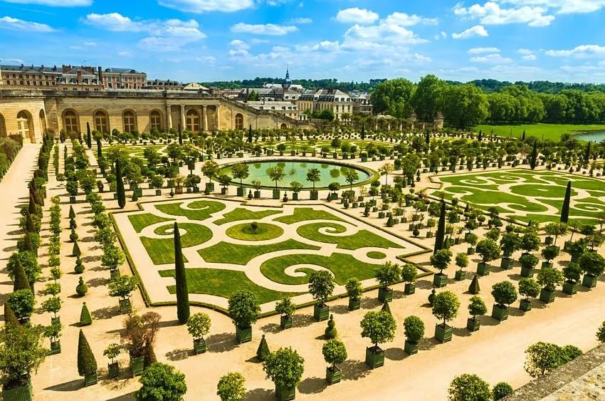 凡尔赛宫及其庭院布局和建筑风格,1979年被列为《世界文化遗产名录》