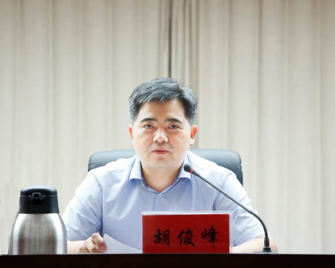 胡俊峰强调 > 要充分认识薄弱环节,加快工作落实 针对环境卫生保洁