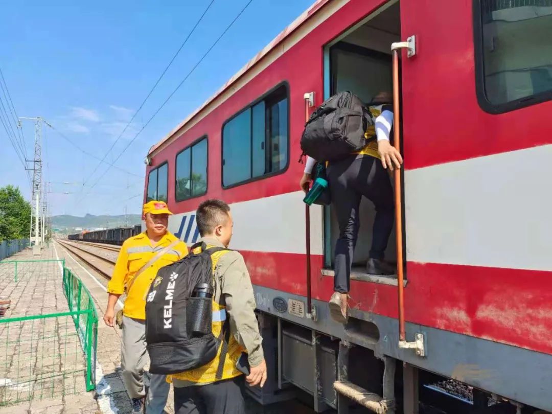 抢险一线暴雨侵袭后鏖战在深山里打响