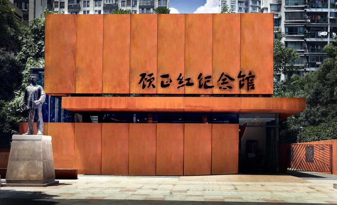 5米的顾正红烈士像并立纪念碑.