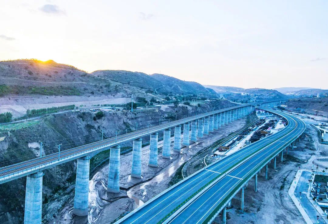 银高铁形成综合交通走廊,有效缓解了庆阳市交通压力,对完善甘肃省高速