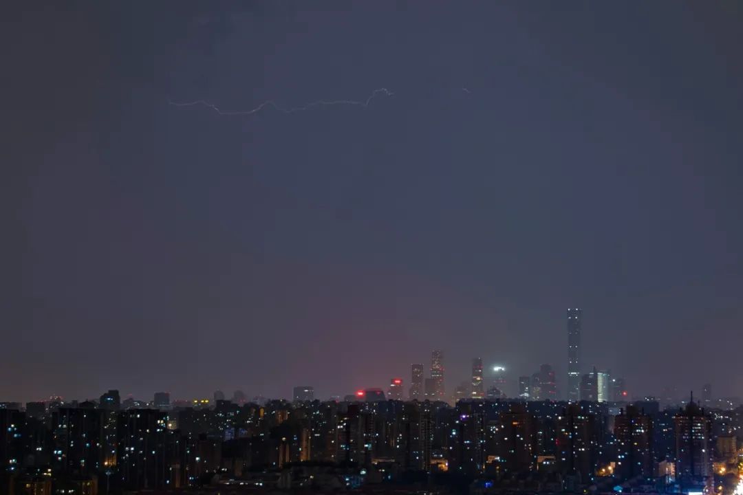 7月12日凌晨,暴雨如約而至,一道閃電劃過北京上空 (人民網)