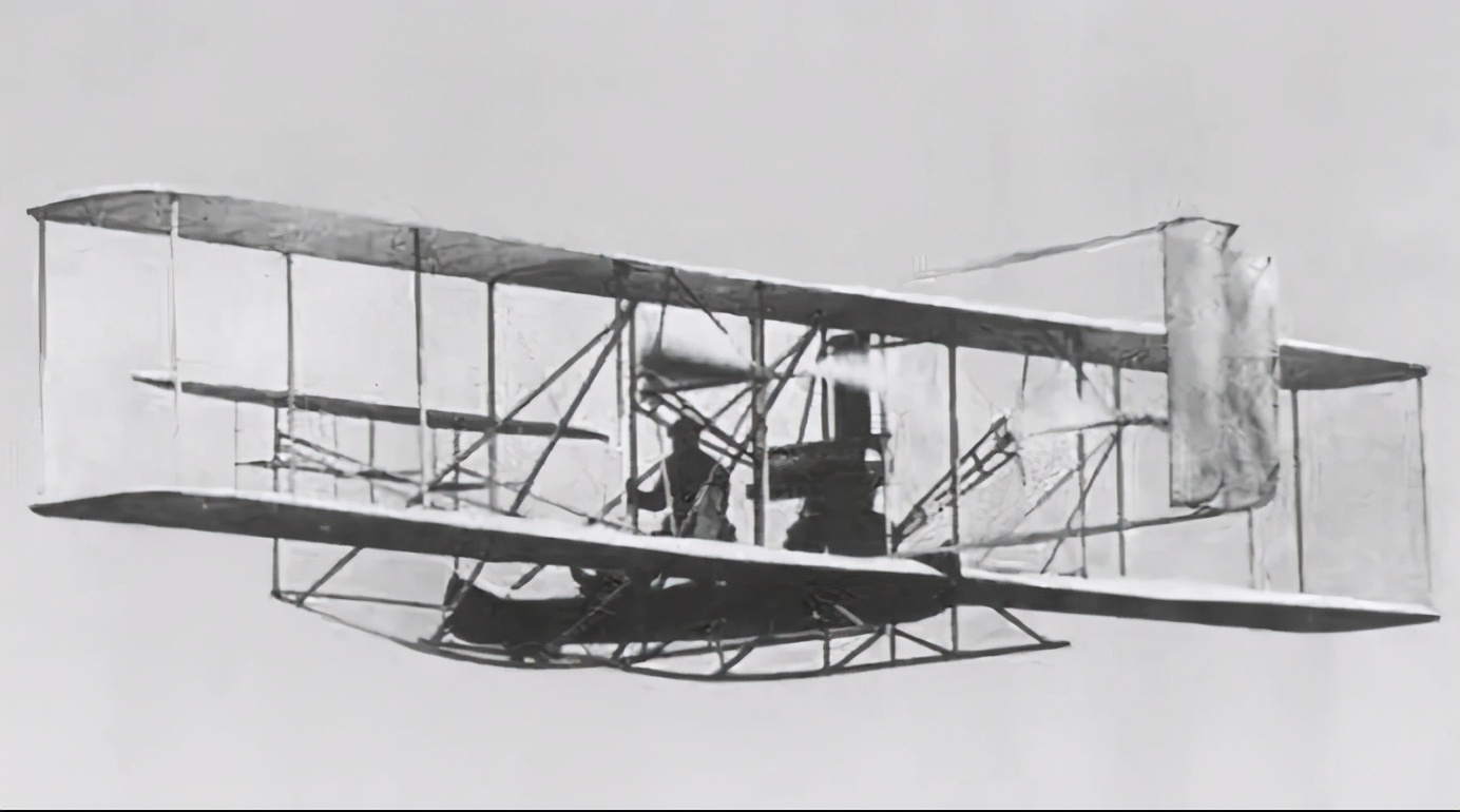 1903年12月17日,莱特兄弟驾驶自行研制的飞机"飞行者一号"试飞成功