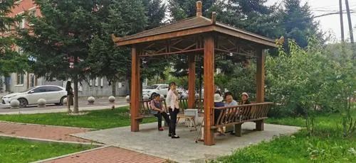 在春城大街与锦阳路交会处的民悦园内,孩子们骑着单车你追我赶,老人们