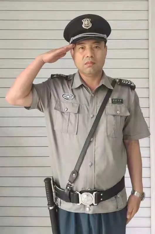 保安王平勇救落水老人