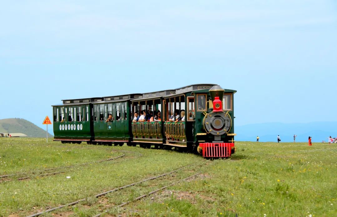 肆意呐喊,慨叹黄花沟美景的声音随处可见拍照留念,乘坐网红小火车的