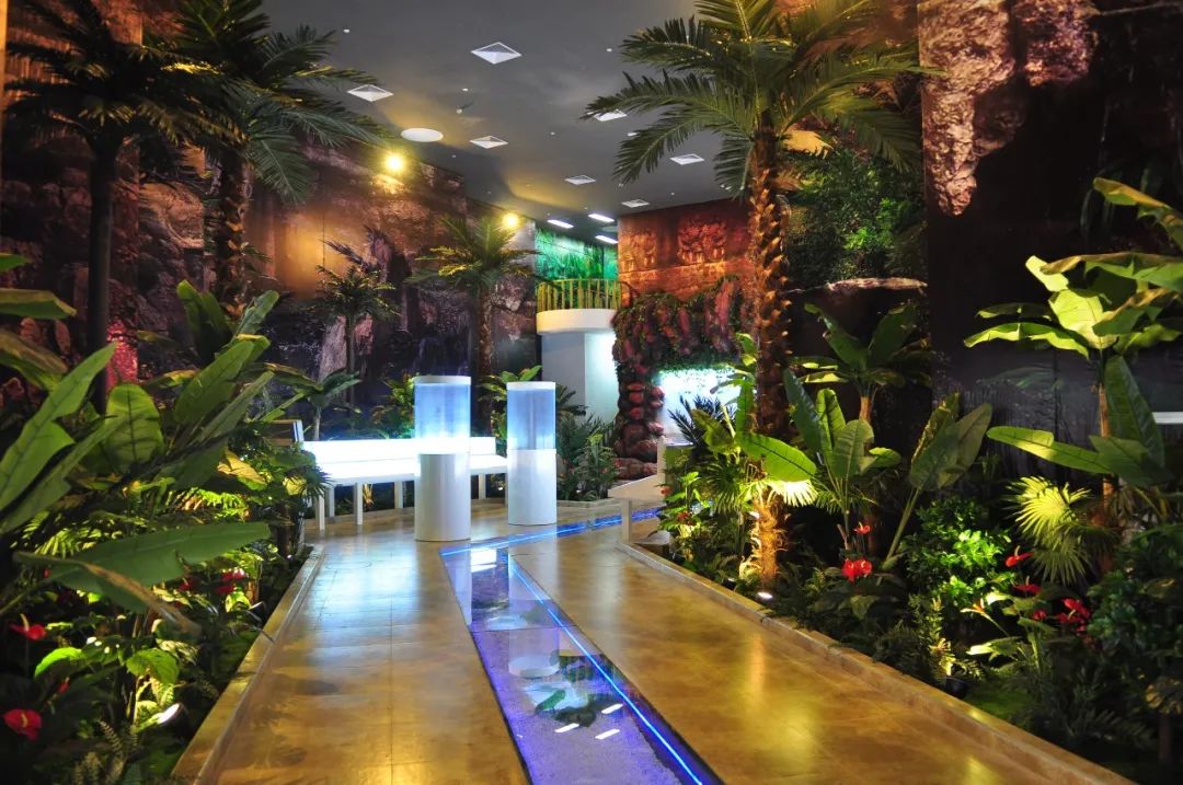 石化与自然展厅,通过大量动植物样本,展示上海石化与自然和谐共生的