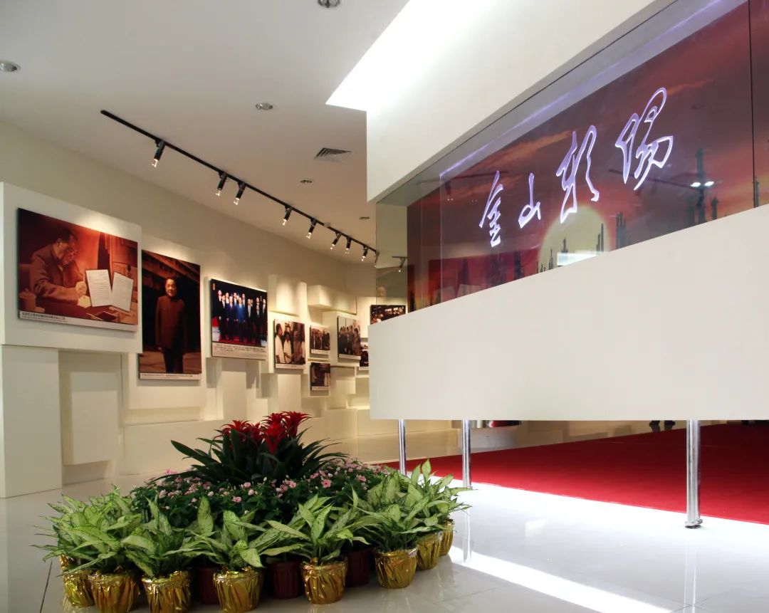 上海石化展示馆也是上海市石油化工科技馆,最初由公司及全体员工集资