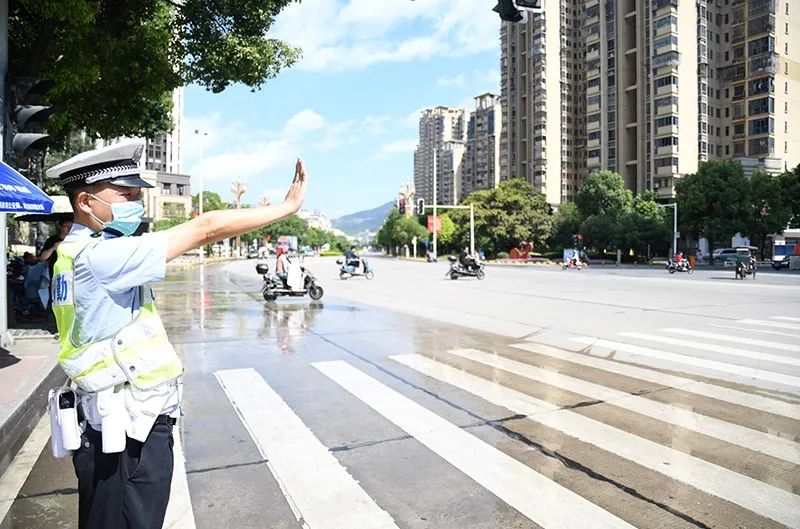 头顶骄阳,脚踩热浪,交警叔叔晒成了"焦警熟熟"!