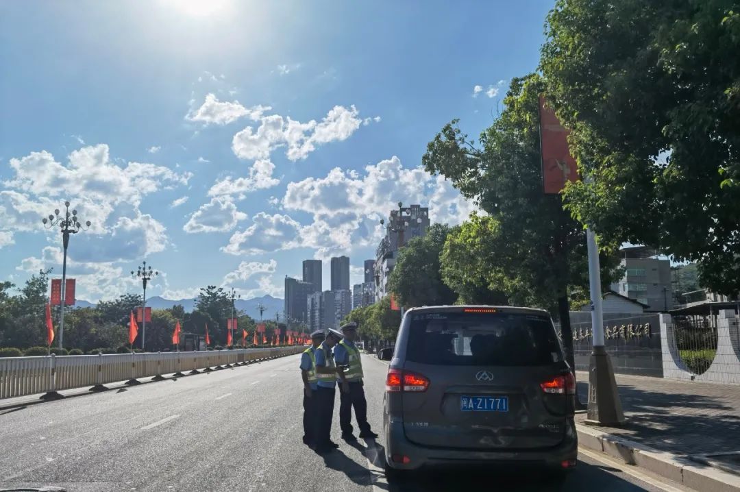 头顶骄阳,脚踩热浪,交警叔叔晒成了"焦警熟熟"!