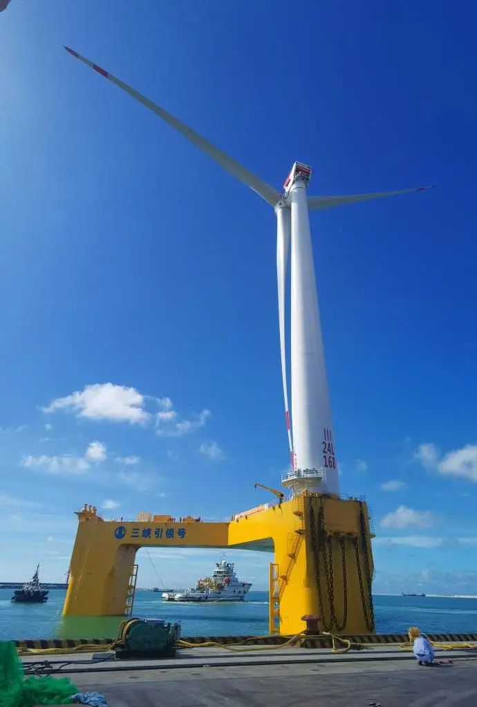 看这里全球首部抗台风漂浮式海上风机完成安装