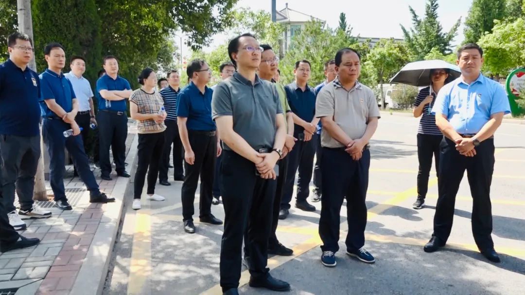 7月12日,偃师区区委副书记赵玉勋带队到我县参观考察镇区,示范村建设