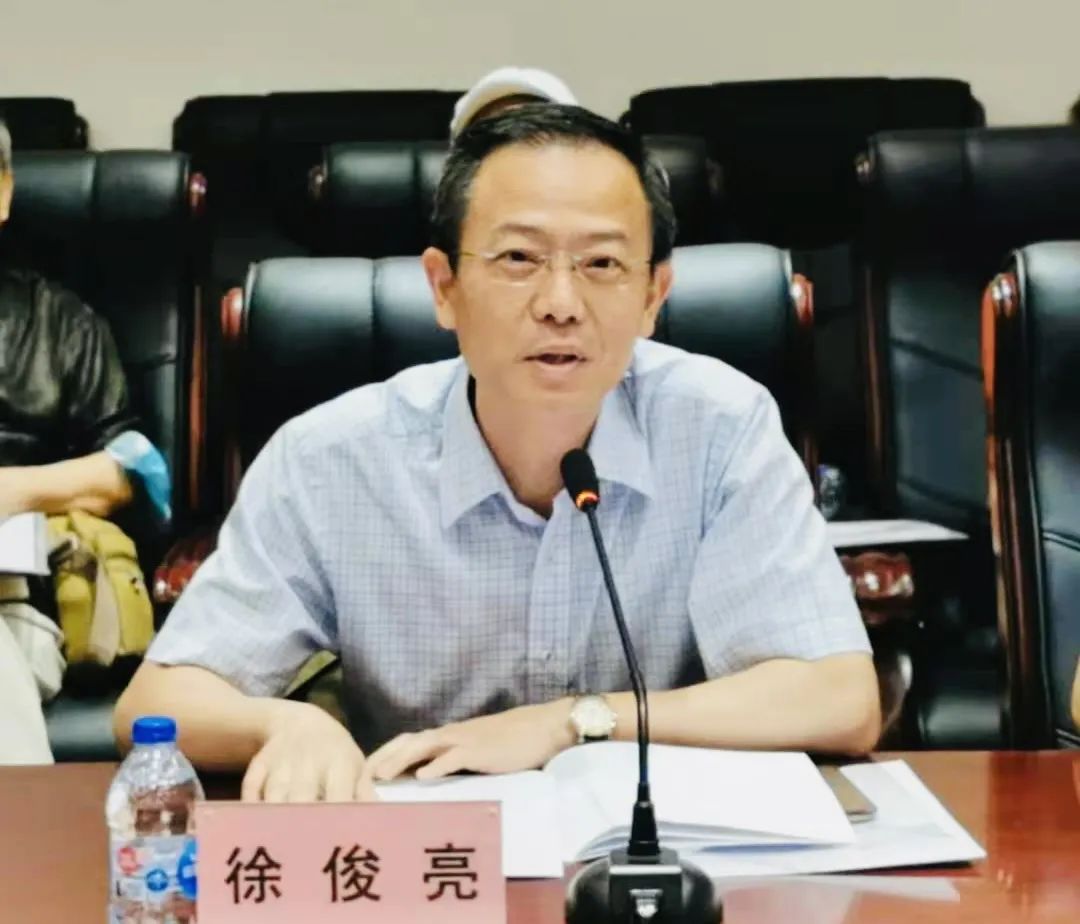 钱程作为新任委员代表作表态发言,王海鹰代表新一届委员会向曹毅