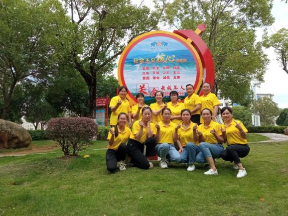 万张笑脸迎百年最美不过你脸上绽放的笑颜