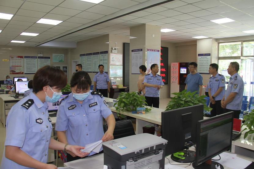 涿鹿县政府党组成员,公安局党委书记苗宏伟到出入境办证大厅调研指导