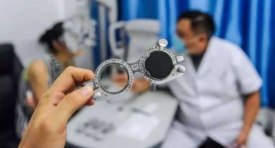 眼镜店验光车怎么运用,眼镜店验光和医院验光有什么区别