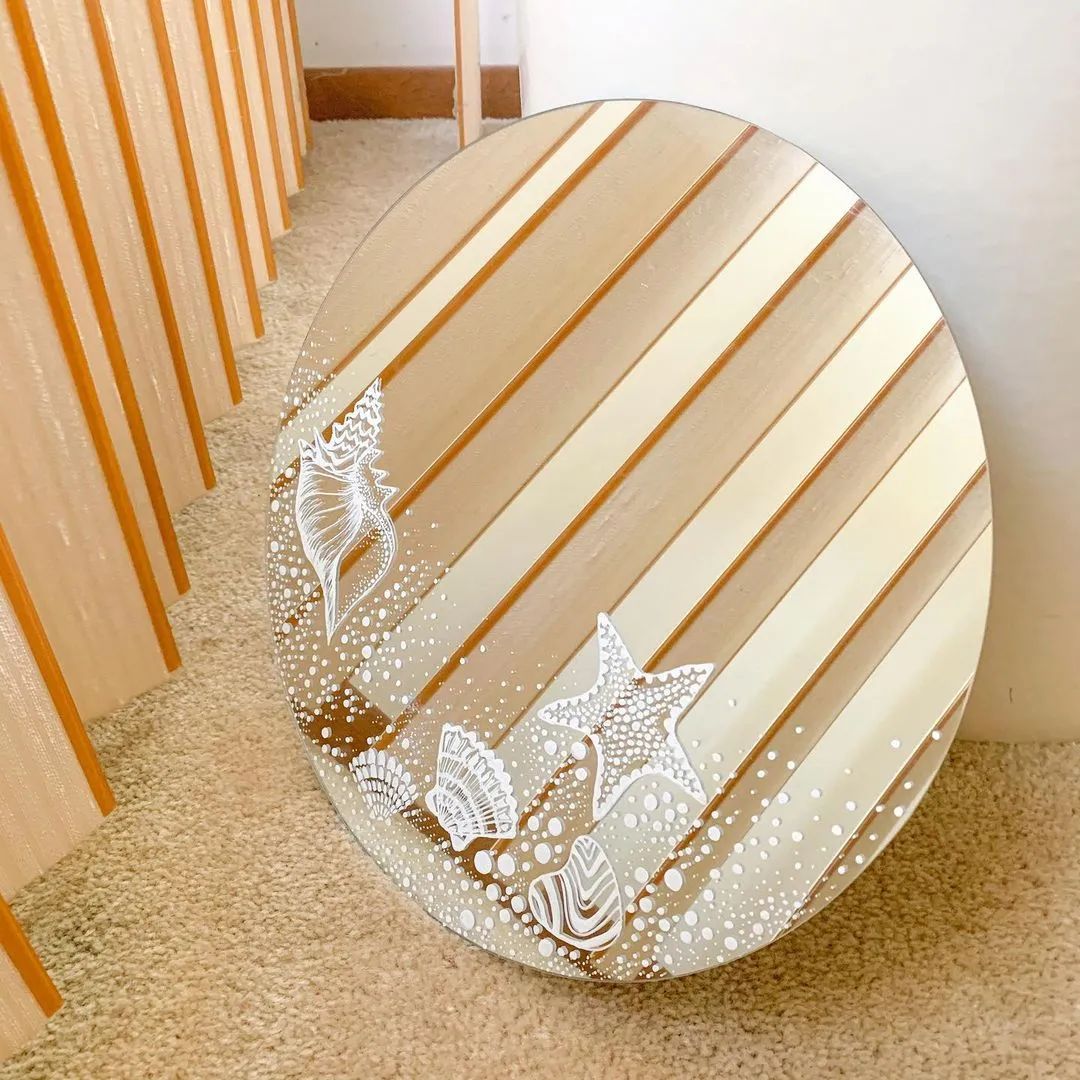 她在镜子上作画仿佛施了魔法瞬间进入梦幻仙境