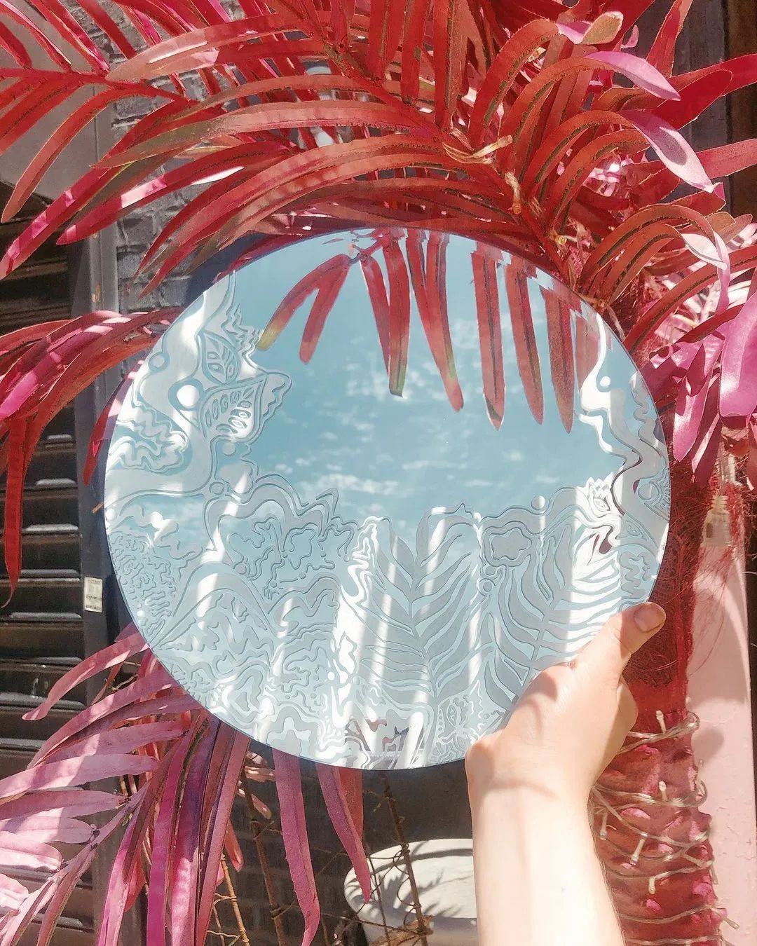 她在镜子上作画仿佛施了魔法瞬间进入梦幻仙境