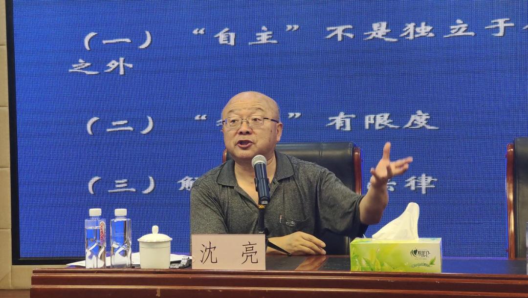 大学生社会法律援助中心指导老师,"全国优秀教师"沈亮来到长风社区,为