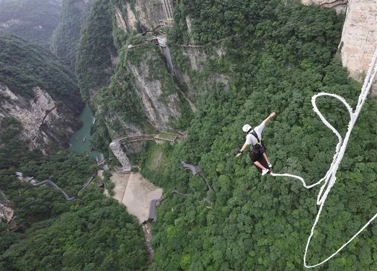 进入暑期,张家界大峡谷风景区迎来旅游接待旺季,高空玻璃桥,蹦极,滑索