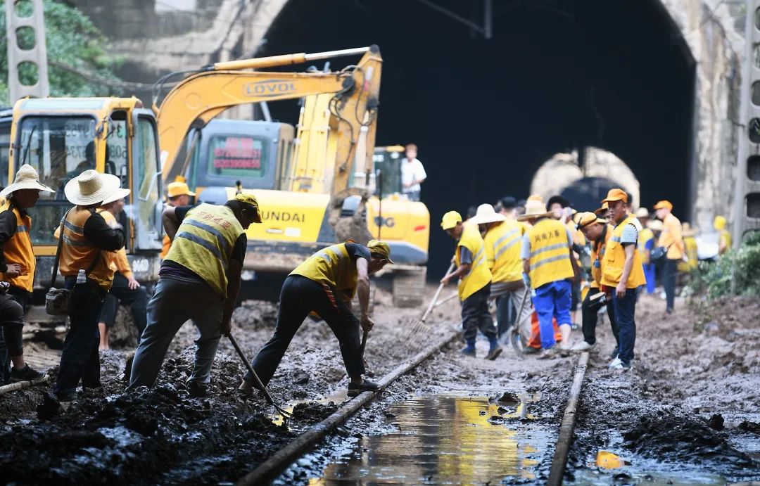 暴雨导致线路中断铁路人昼夜抢修
