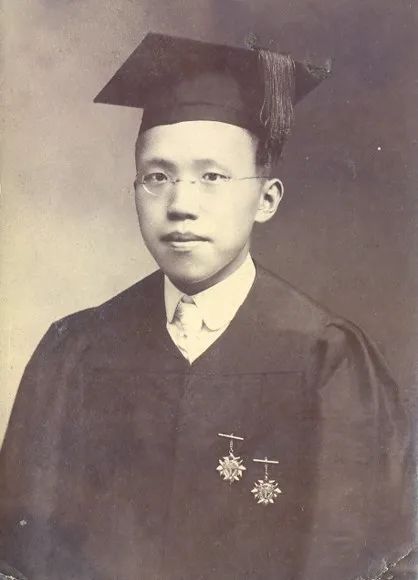 1921年,张孝骞在湖南长沙湘雅医学专门学校毕业留影