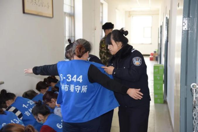 疫情期间,女警们身兼数职,除了要舒缓在押人员对"新冠"疫情产生的恐惧