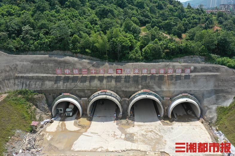 開挖跨度創國內隧道紀錄整個隧道開挖跨度達64米雙向十車道四連拱隧道