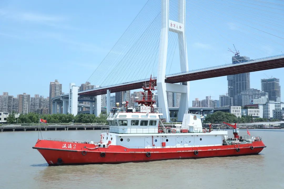 针对夏季高温上海水上消防首次双船巡航守护黄浦江水域安全