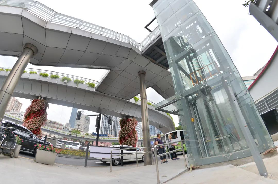 上海公安大调研老天桥加装电梯为群众办实事虹口公安拾级而上