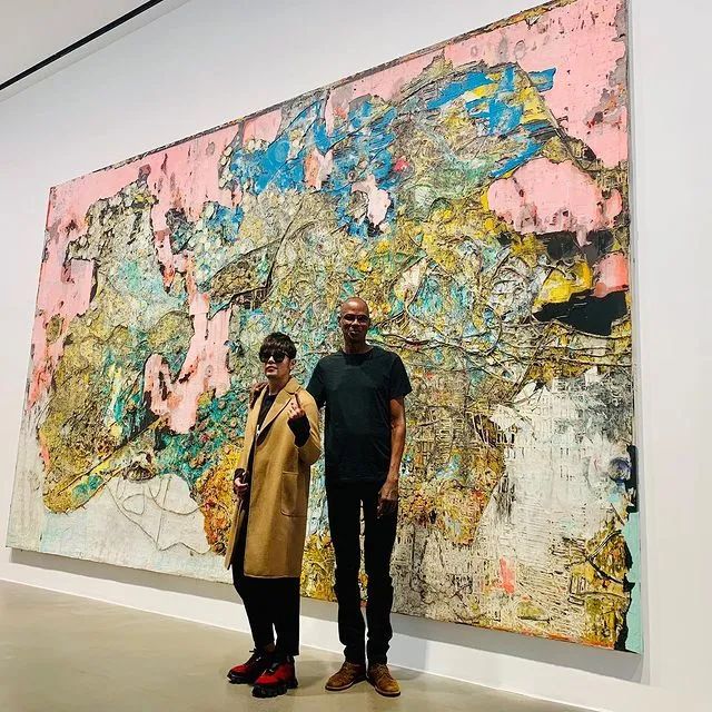 母亲叶惠美自然不必多说,他为一生热爱美术的母亲购买了很多画作.