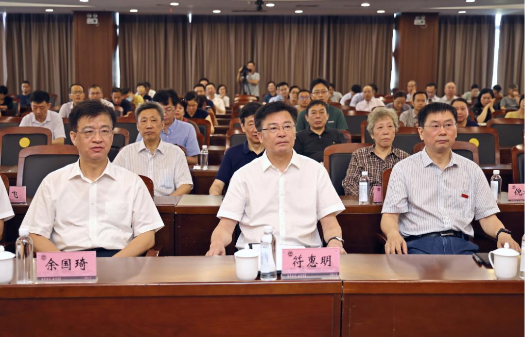 学校召开干部教师大会宣布教育部党组的任免决定