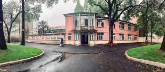 炎炎夏日,徐州西站货场内,"八号门事件"旧址纪念碑静静伫立.