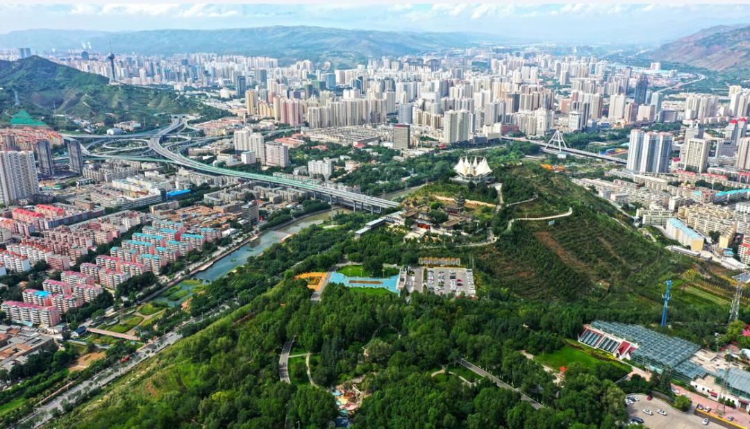 在西宁,人均公园绿地面积由2016年的12平方米增长至13平方米,372处