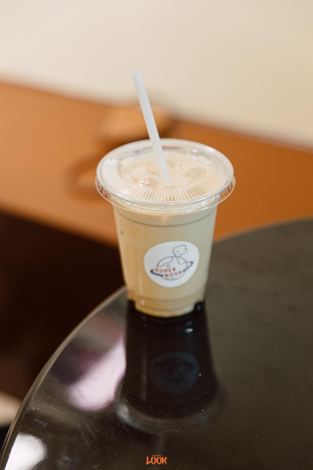 j,銑supernova是巨鹿路上7月刚开的咖啡店,热乎得很.