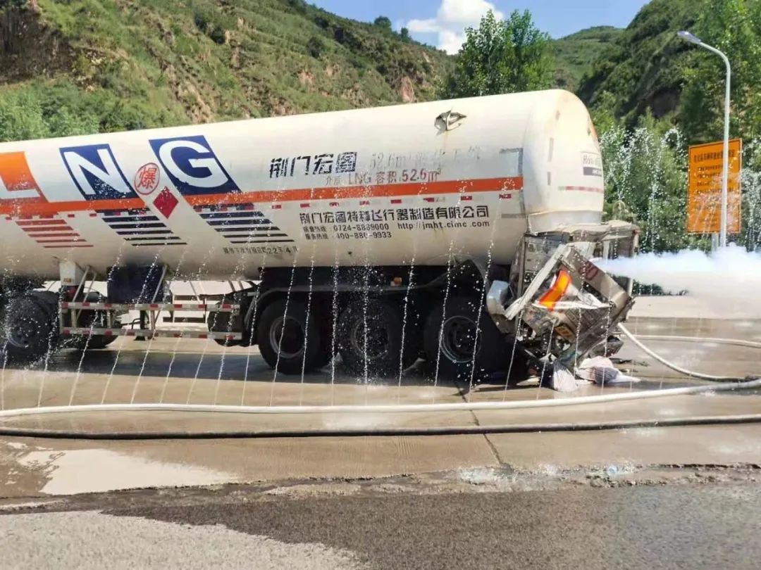 山西一装载21吨天然气槽罐车泄露,两消防已逆向而行排险